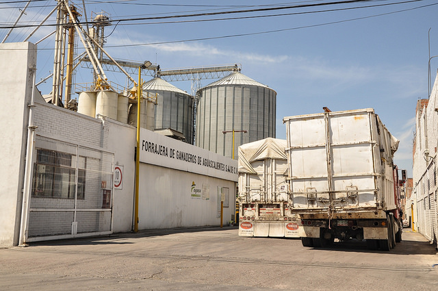 Entregan remolques con cisterna y motobomba a ganaderos de Aguascalientes