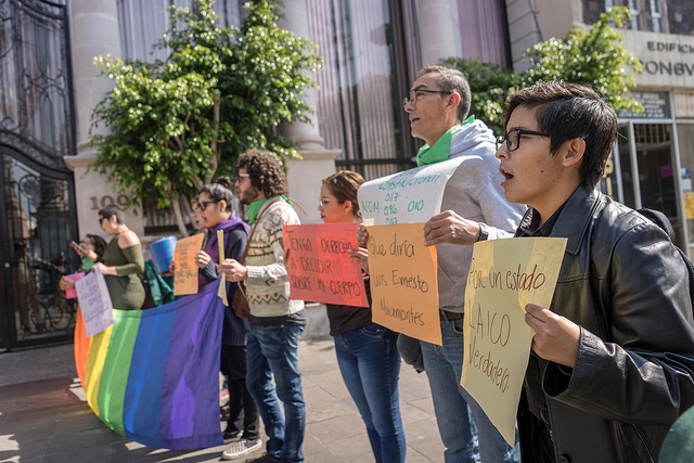 Se manifiestan activistas fuera de instalaciones del Poder Legislativo de Aguascalientes