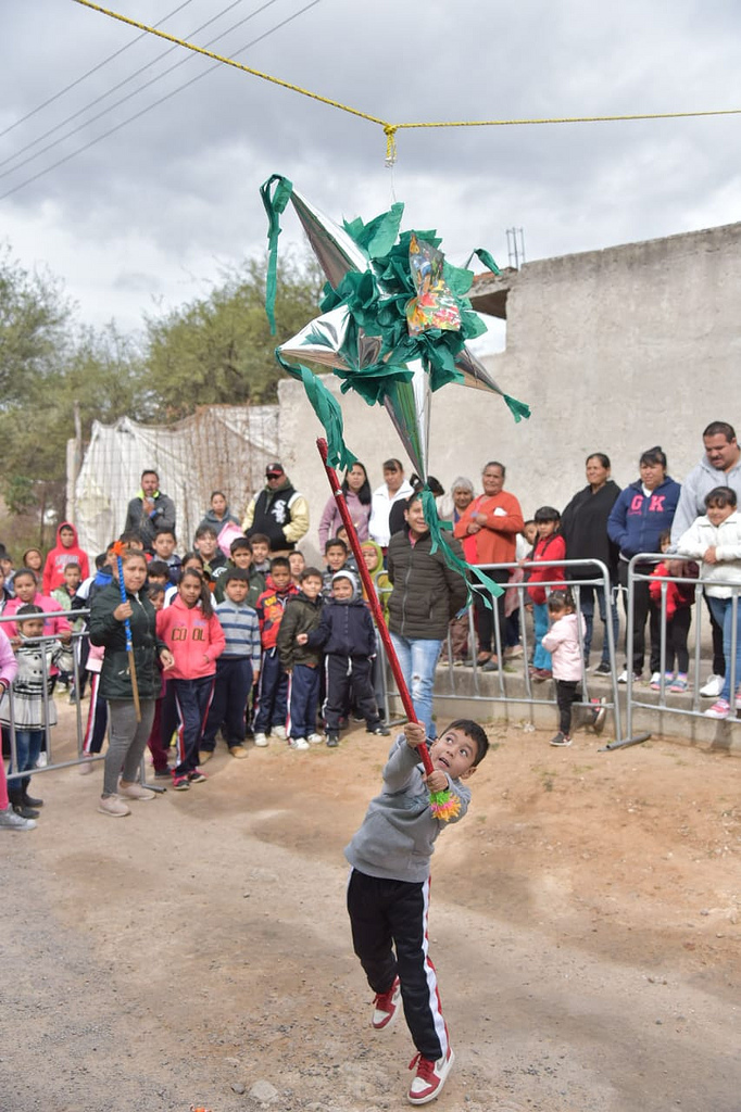 DIF de Jesús María entrega bolos y piñatas en comunidades