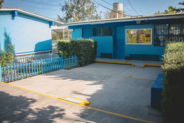 Carecen de mobiliario y equipamiento buena parte de las escuelas de México: INEE