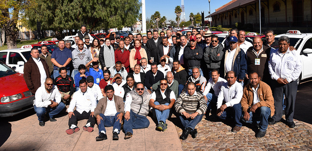 Se entregaron engomados a taxistas de Aguascalientes que concluyeron capacitaciones