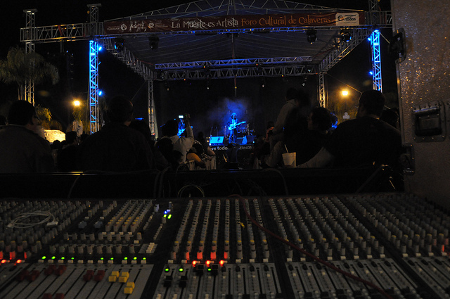 Los Desesperados, una novela de rock, amor y ovnis de Joselo Rangel