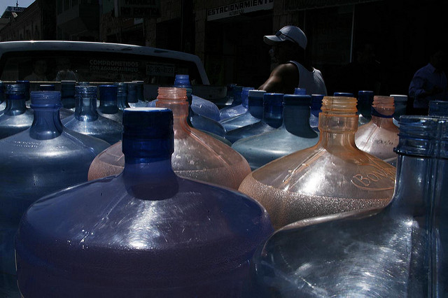 Exhortan a no usar garrafones de agua para abastecer combustible