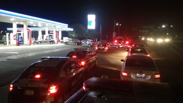 Policías resguardan el abasto en las estaciones de gasolina en el municipio de Aguascalientes