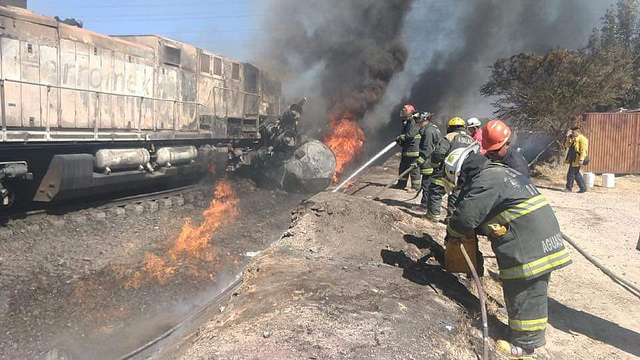Se implementó operativo de emergencia por choque entre tren y pipa con combustible en Aguascalientes