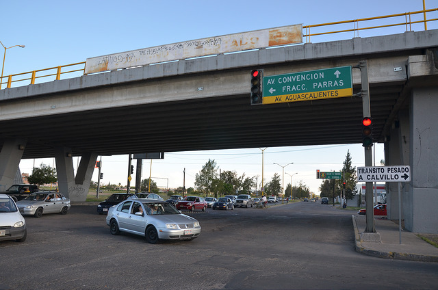 Aviso vial por obras en avenida Constitución, en Aguascalientes