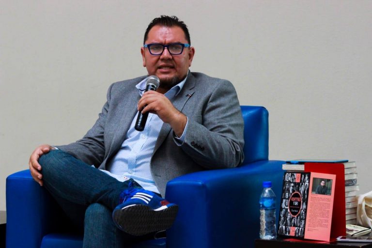 Más que íconos, hacen falta libros, libros para que la gente los lea. Entrevista a Óscar Alarcón sobre “Veintitrés y uno. Charlas con 23 escritoras”