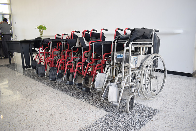 Entregan siete sillas de ruedas especiales en Aguascalientes
