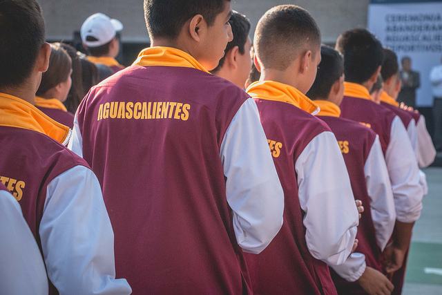 Entregan uniformes a estudiantes de escasos recursos en Aguascalientes