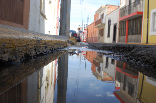 Cierran circulación en Aguascalientes por fuga de agua cerca de construcción de paso a desnivel