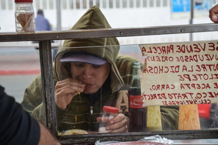 Va Regulación Sanitaria contra comida frita en vía pública