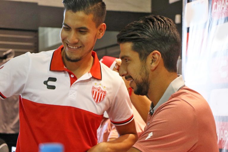 Rayos de Aguascalientes realiza firma de autógrafos