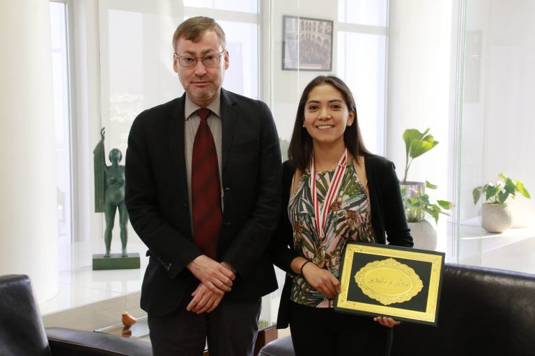 Gana alumna de la Autónoma de Aguascalientes primer lugar en certamen internacional de ciencia en Túnez