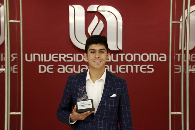 Dan Premio Municipal de la Juventud a exalumno de la Autónoma de Aguascalientes