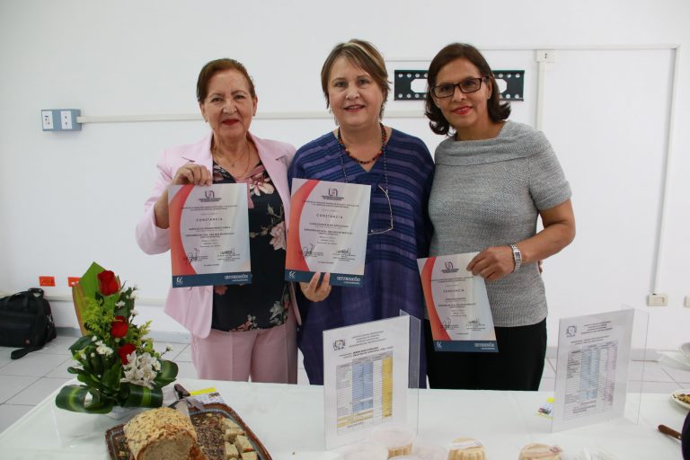 Entrega UAA constancias de cursos de repostería y degustación de vinos
