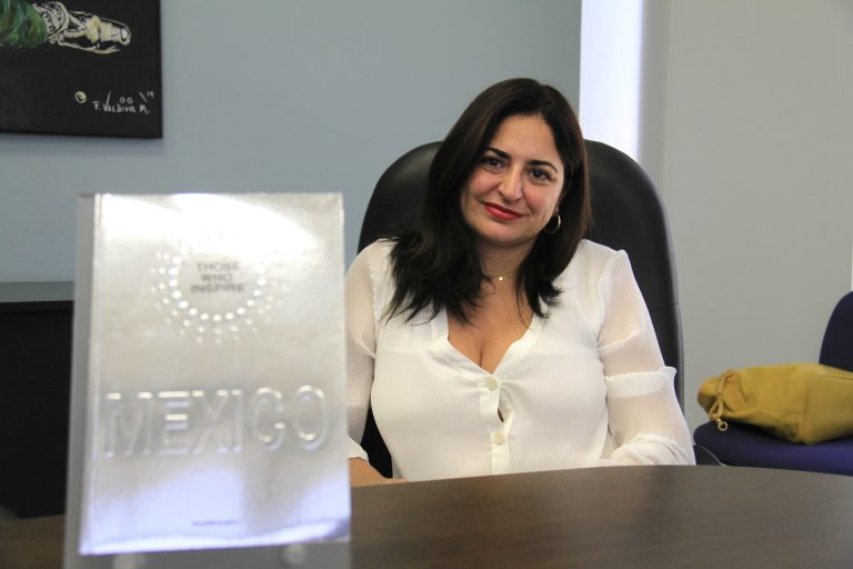 Donan a la Autónoma de Aguascalientes ejemplares de libro sobre casos de éxito en México