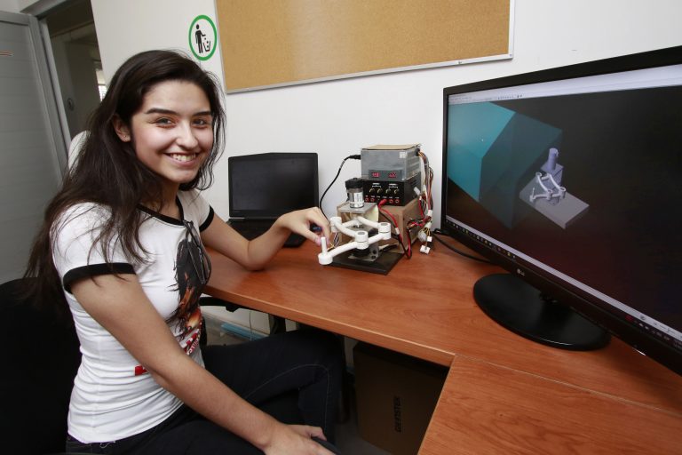 Estudiante de la Autónoma de Aguascalientes construye robot para recuperación de la fuerza en seres humanos