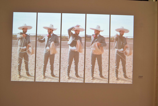 Personas haciendo cosas, un estudio de Tania Reza sobre el movimiento del cuerpo