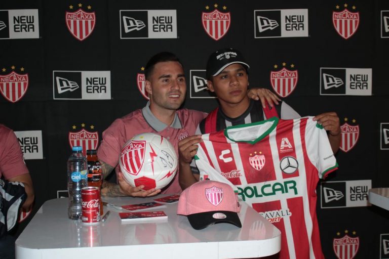 Jugadores de Necaxa Aguascalientes realizan firma de autógrafos