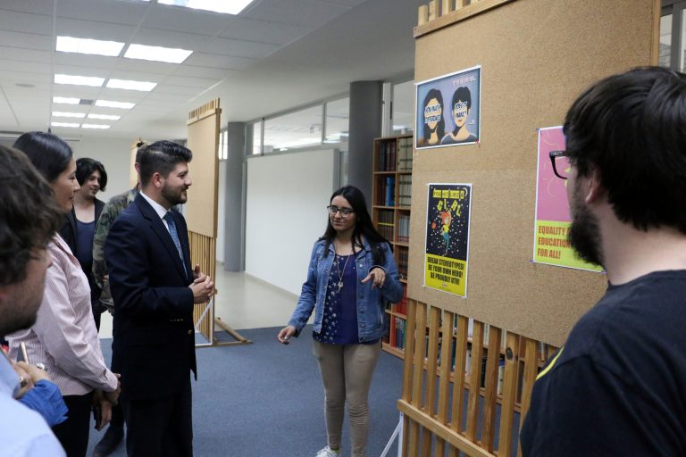 Estudiantes de UT El Retoño de Aguascalientes exponen carteles sobre la igualdad y género