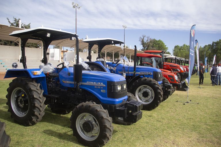 Desde Aguascalientes, entregan tractores a productores de Rincón de Romos