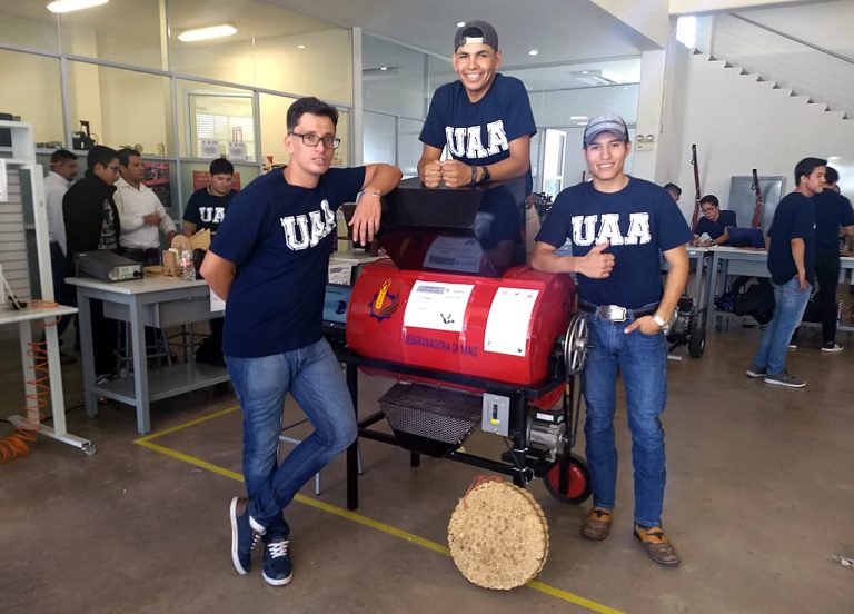 Crean alumnos de la Autónoma de Aguascalientes desgranadora de maíz que aumenta 110 veces la producción
