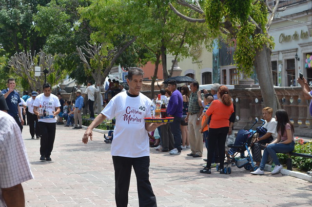 240 personas participaron en la Carrera de meseros de Aguascalientes