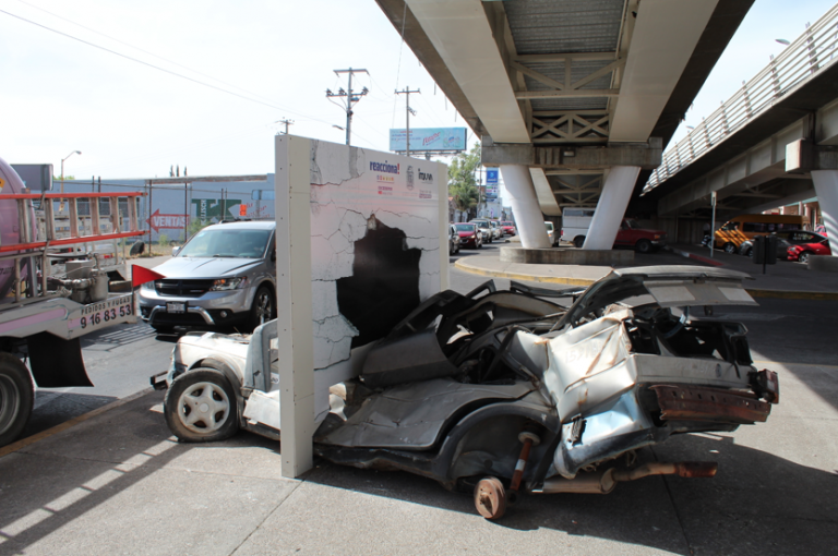 Instalan auto impactado en la FNSM para concientizar sobre conducir alcoholizado en Aguascalientes