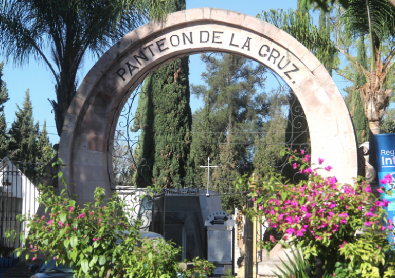 Caída de árboles provocó daños a 77 fosas de los panteones de La Cruz y Los Ángeles en Aguascalientes