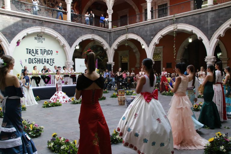 Participan más de 50 diseñadores en Concurso Deshilarte en la Feria Nacional de San Marcos en Aguascalientes