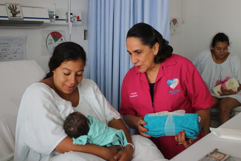 Rinden homenaje a las madres en su día en el Hospital de la Mujer, en Aguascalientes