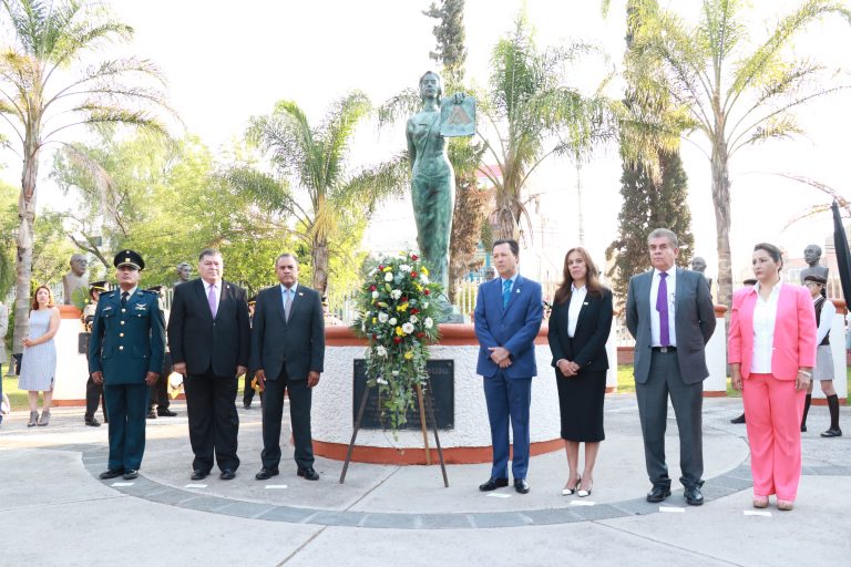 Se realizó la Tradicional Ofrenda Floral a Maestros Eméritos en Aguascalientes