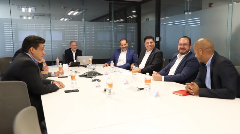 Gobernador de Aguascalientes se reúne con directivos de empresa automotriz