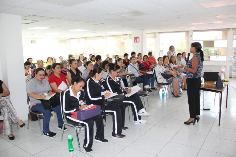Capacitan en derechos humanos a personal de estancias infantiles del Issste Aguascalientes