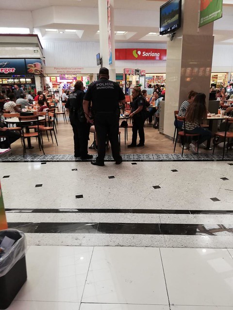 Policías municipales de Aguascalientes exigen a pareja de mujeres que se retiren de Plaza Universidad