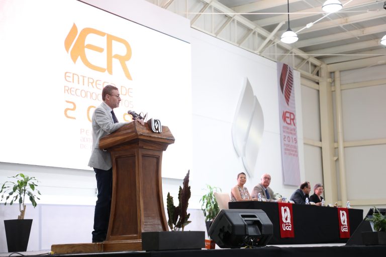 Reconoce Autónoma de Aguascalientes a personal administrativo