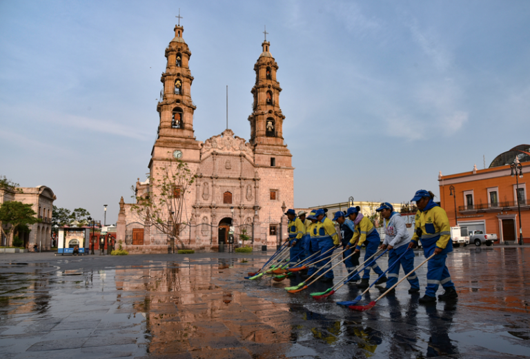 Personal de Servicios Públicos realiza lavados profundos en el primer cuadro de Aguascalientes