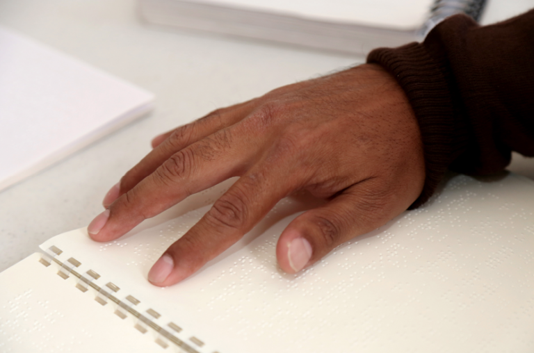 Pueden personas con discapacidad visual cursar educación básica en Aula Incluyente de Aguascalientes