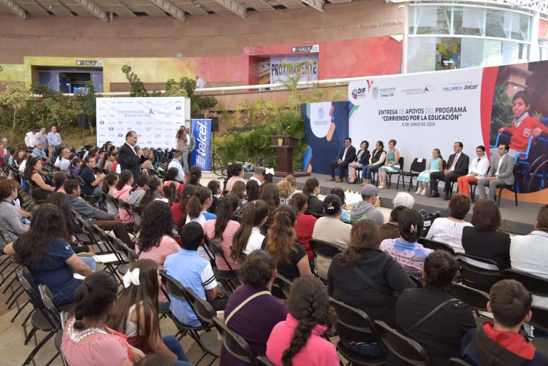 Entregan apoyos sociales y educativos en Aguascalientes