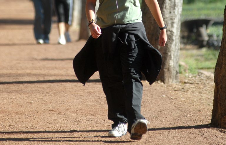 Caminar contribuye a la mejora de la salud   