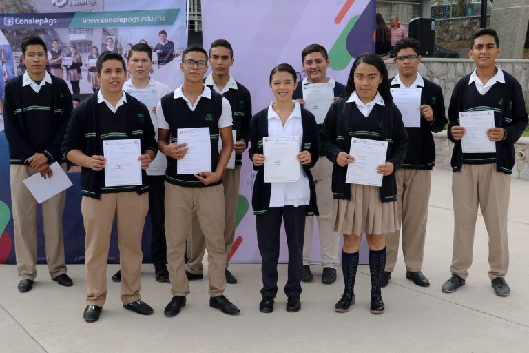 Entregaron becas para estudiar inglés a alumnos de Conalep en Aguascalientes