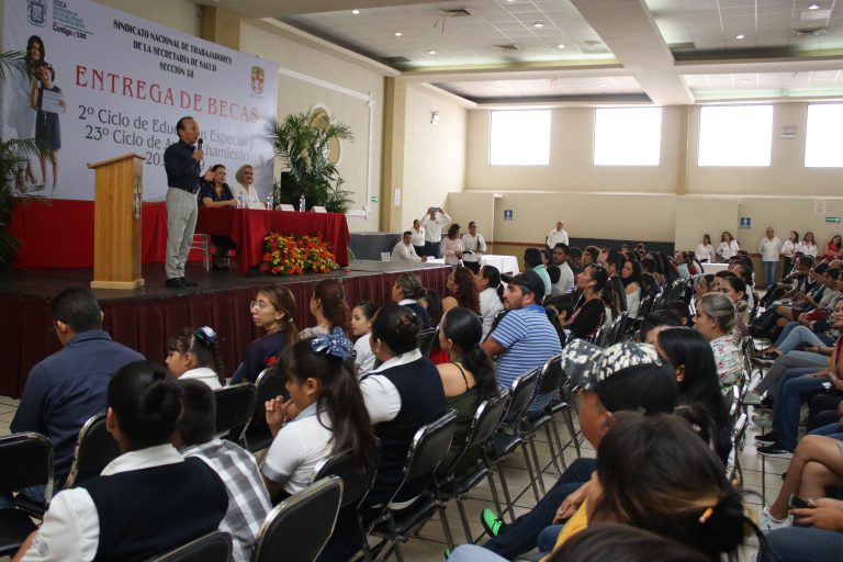 Entregan apoyos educativos a trabajadores del Instituto de Salud de Aguascalientes