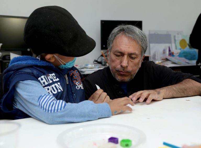 Otorga Issste a madres o padres de niños con cáncer licencias para su cuidado