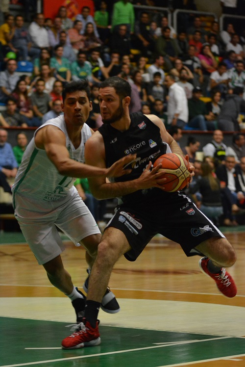 Alex Villanueva renovó con Panteras