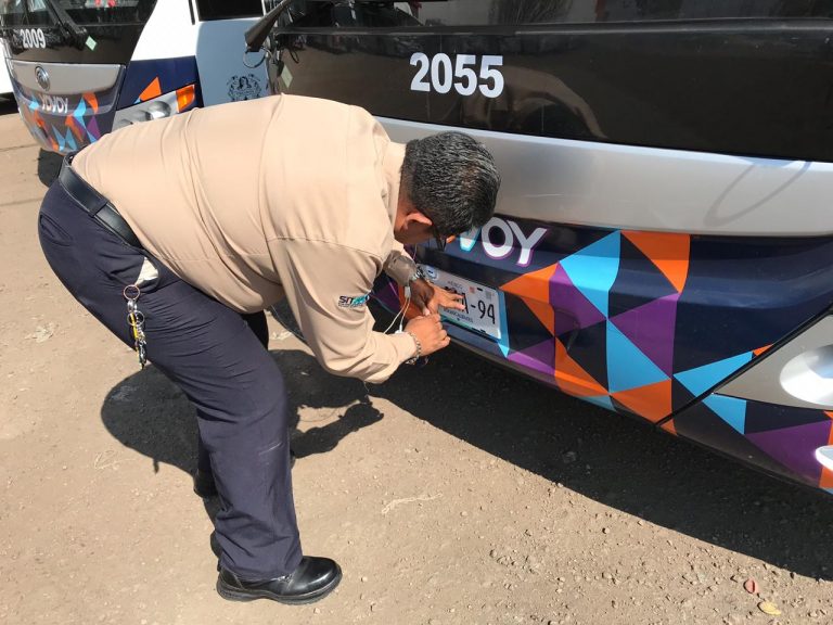 Reciben placas 16 camiones Yovoy de Aguascalientes