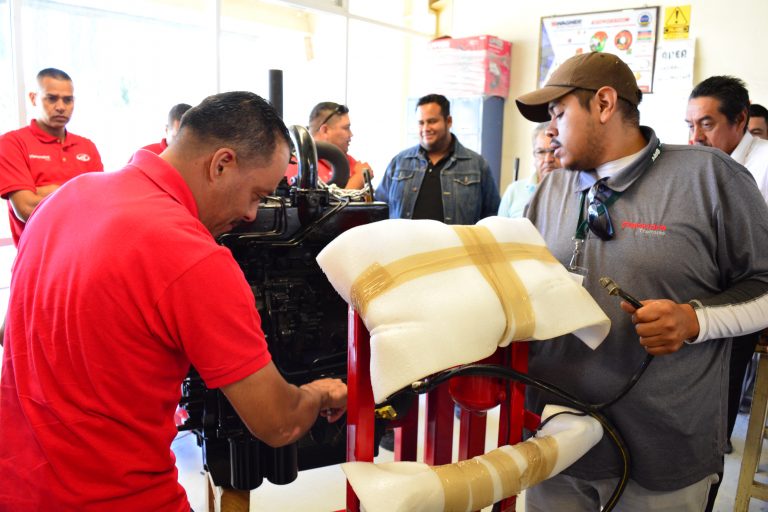 Empresa india brinda capacitación nacional de tractores en la UTNA   