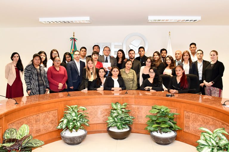 Realizan estudiantes simulacro de sesión extraordinaria en el Instituto Electoral de Aguascalientes