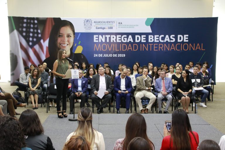 Obtienen 60 alumnos de la Autónoma de Aguascalientes beca para estudiar en el extranjero   