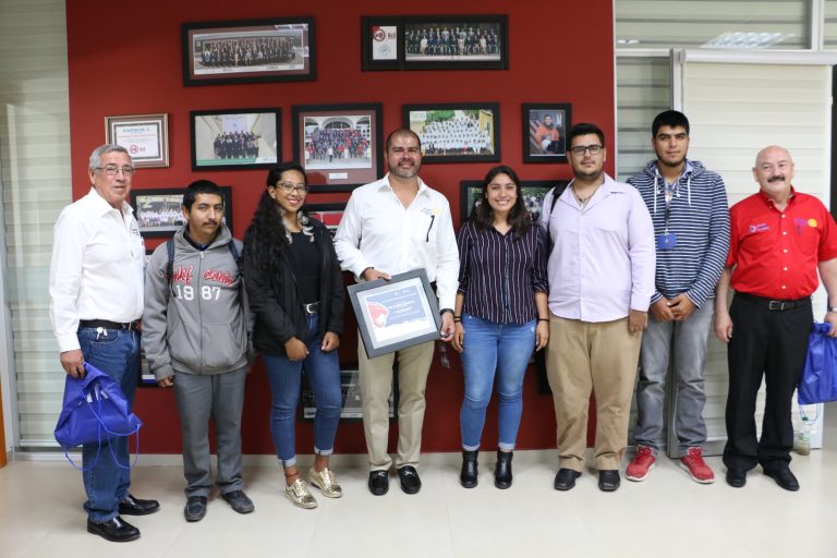 Otorga Club Rotario de Aguascalientes becas a doce estudiantes de la UTR 