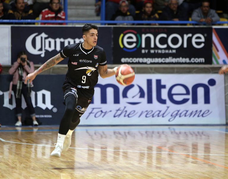 Firma Alfredo Casillas con Panteras de Aguascalientes